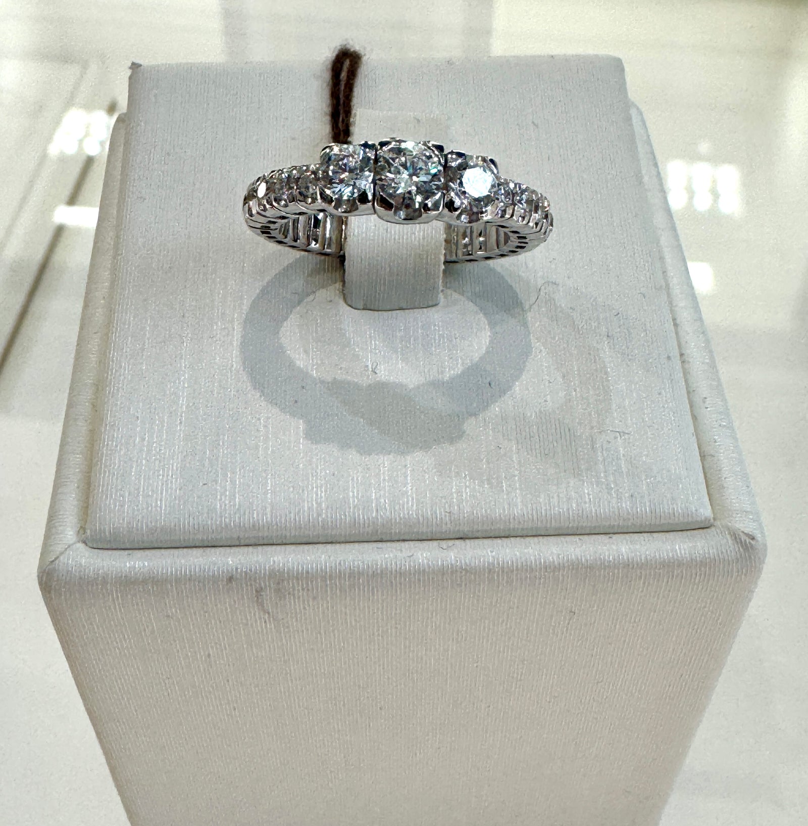 Hulchi Belluni Tresor Collection 18KT White Gold ring with diamonds 20186-WW