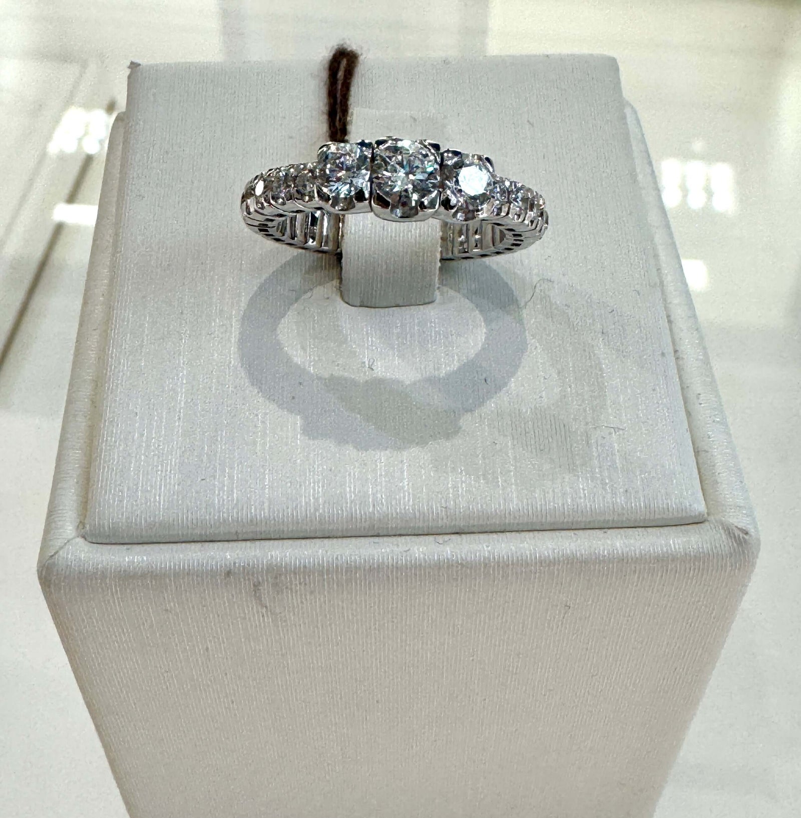 Hulchi Belluni Tresor Collection 18KT White Gold ring with diamonds 20186-WW