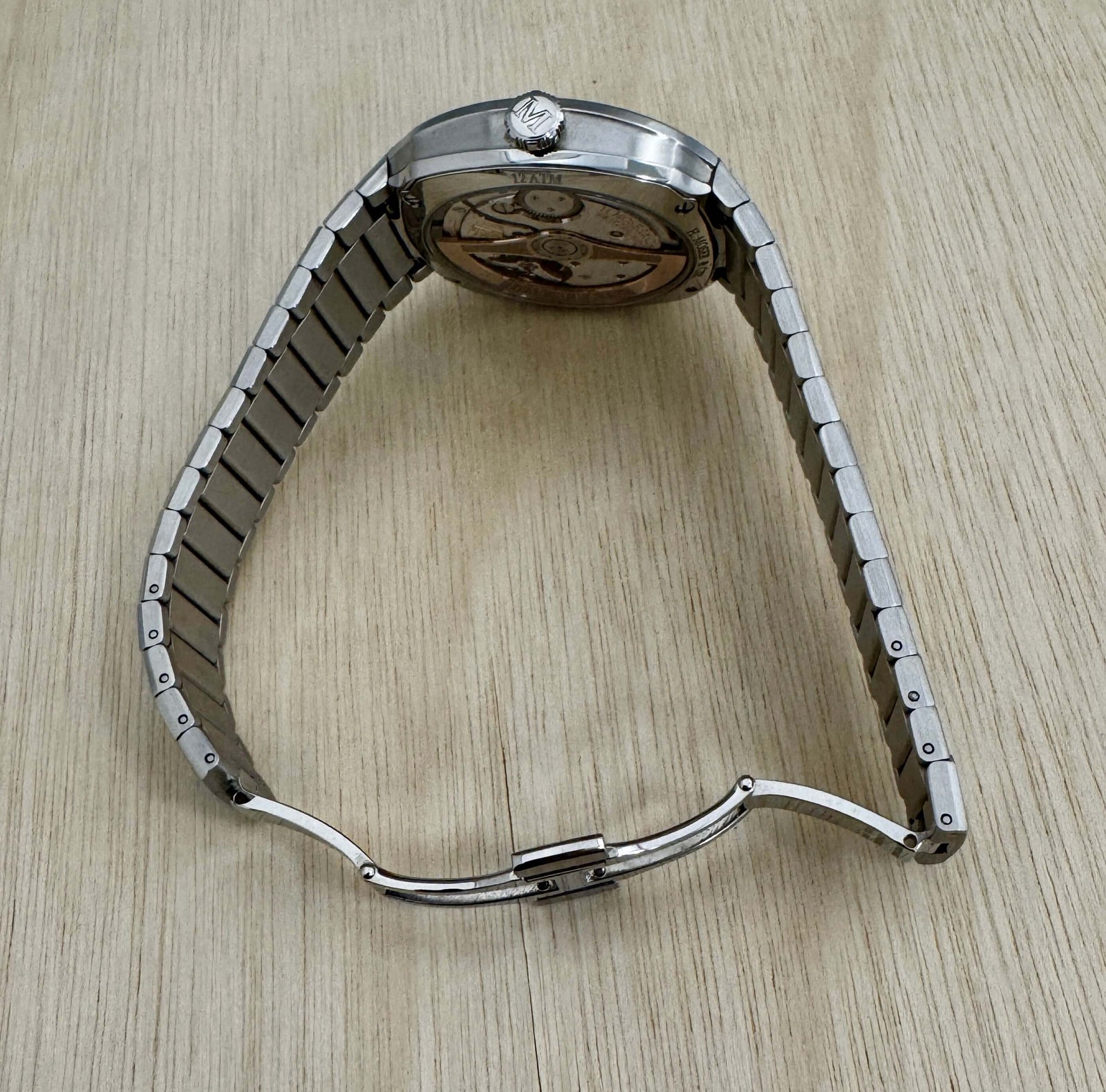 H. Moser & Cie Streamliner 6201-1200 / Bandiera Jewellers