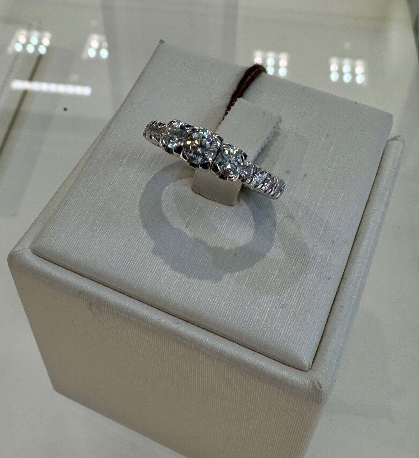 Hulchi Belluni Tresor Collection 18KT White Gold ring with diamonds 20186-WW