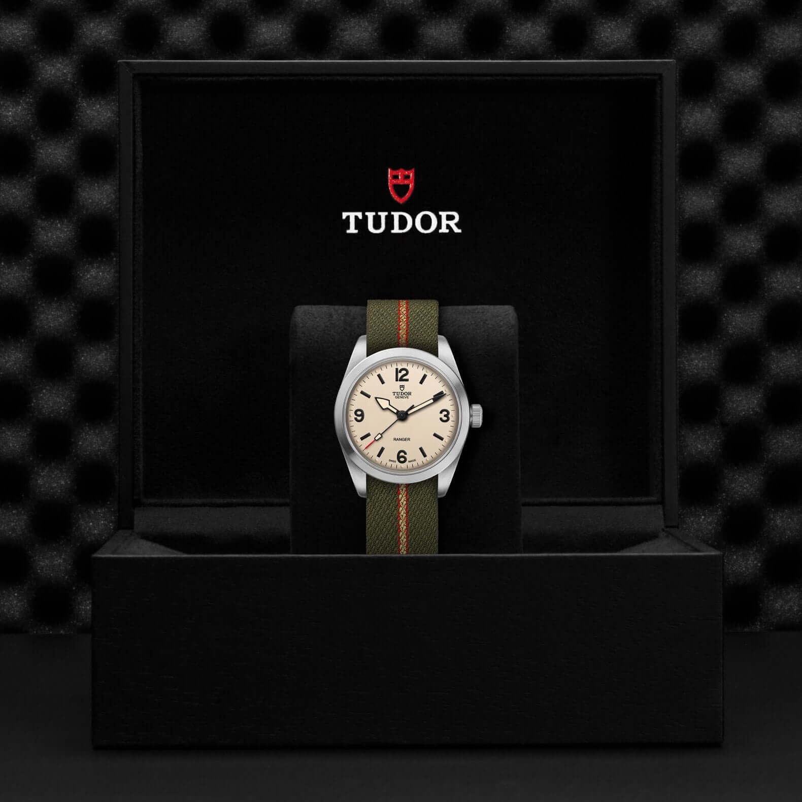Tudor watch with green strap in a black box on a textured black background
Tudor Ranger M79930-0008 Bandiera Jewellers