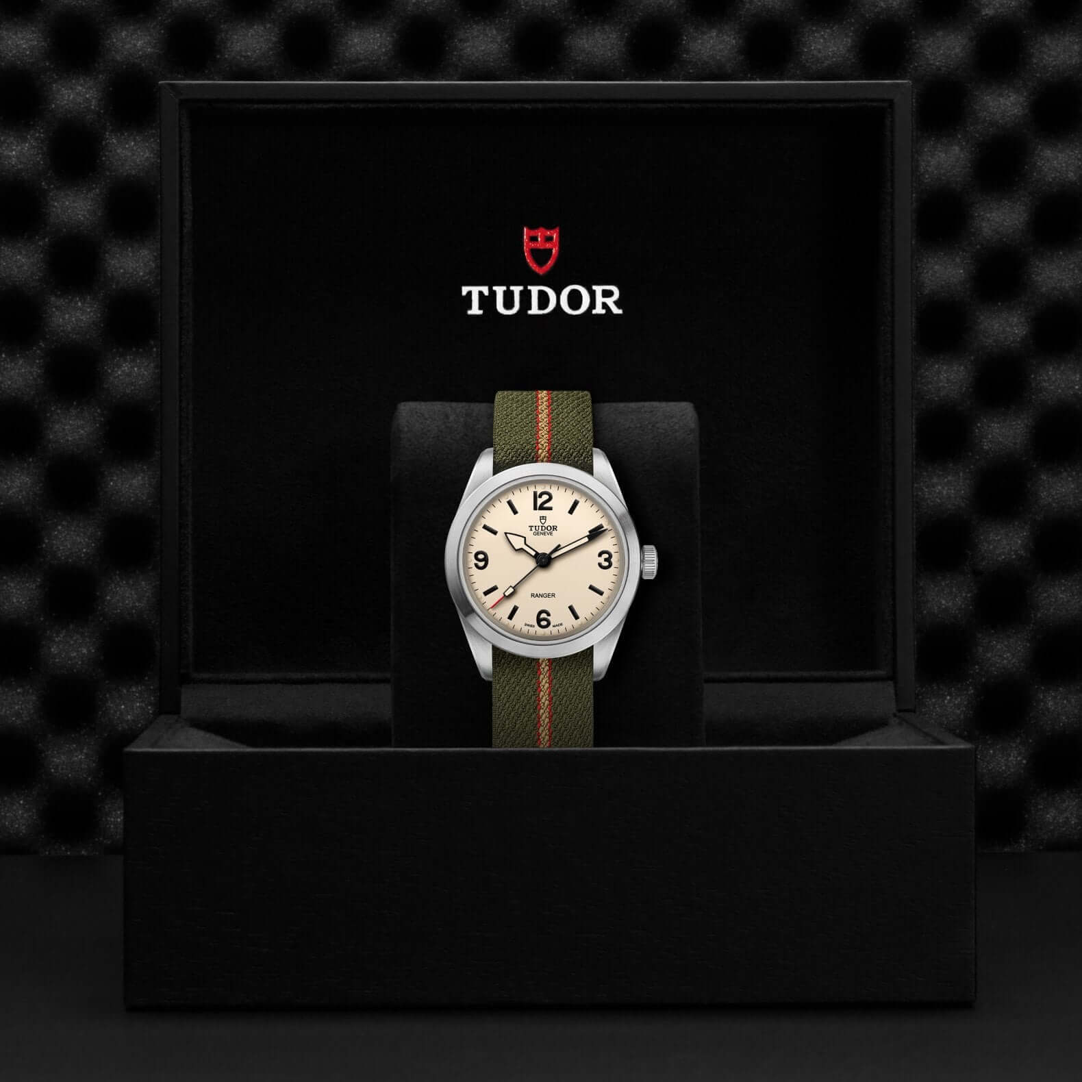 Tudor watch with green strap in a black box on a textured black background
Tudor Ranger M79950-0011 Bandiera Jewellers