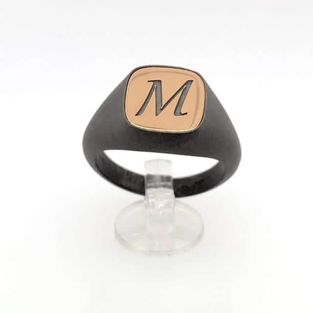 Bandiera Jewellers Signet Ring "M" in Rose Gold and Titanium 17525LARTIT