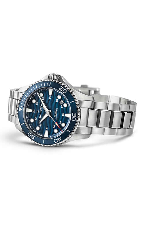 Silver watch with a blue face on a white background

Hamilton Khaki Navy Scuba H82425140 /  Bandiera Jewellers