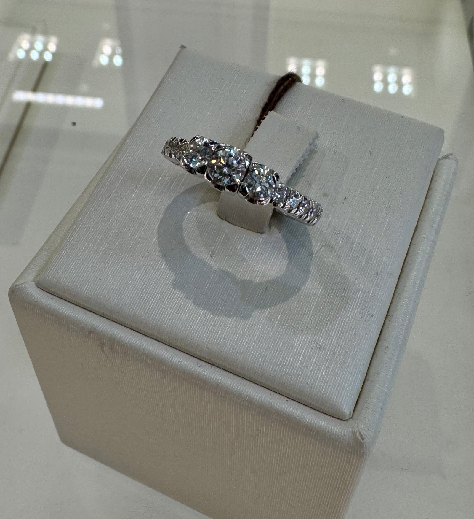 Hulchi Belluni Tresor Collection 18KT White Gold ring with diamonds 20186-WW