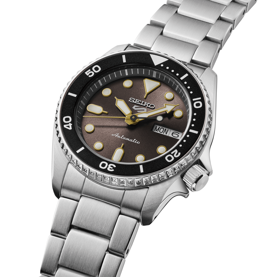 Seiko watch with black dial and silver metal bracelet on a white background

Seiko 5 Sports SKX Series SRPL79K1J Bandiera Jewellers