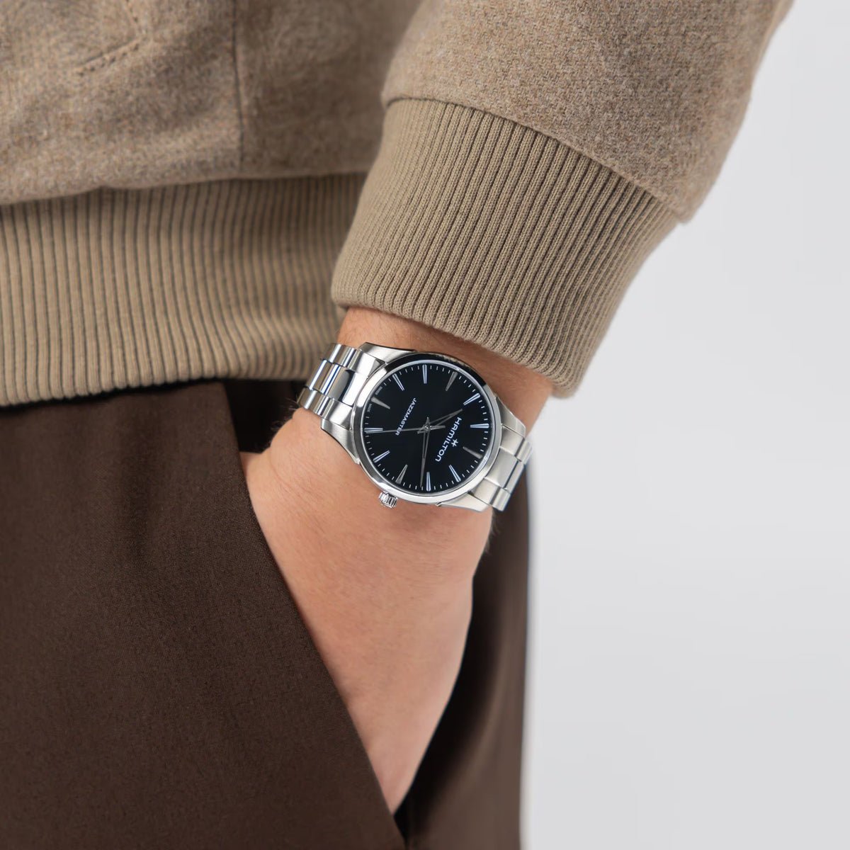 Silver watch on a wrist with a neutral background

Hamilton Jazzmaster Quartz 40mm H32461131 Bandiera Jewellers