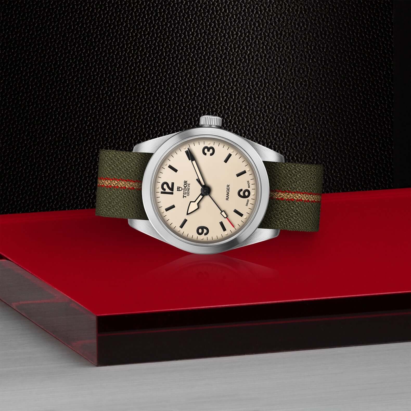 Watch with a green strap on a red and black background

Tudor Ranger M79930-0008 Bandiera Jewellers