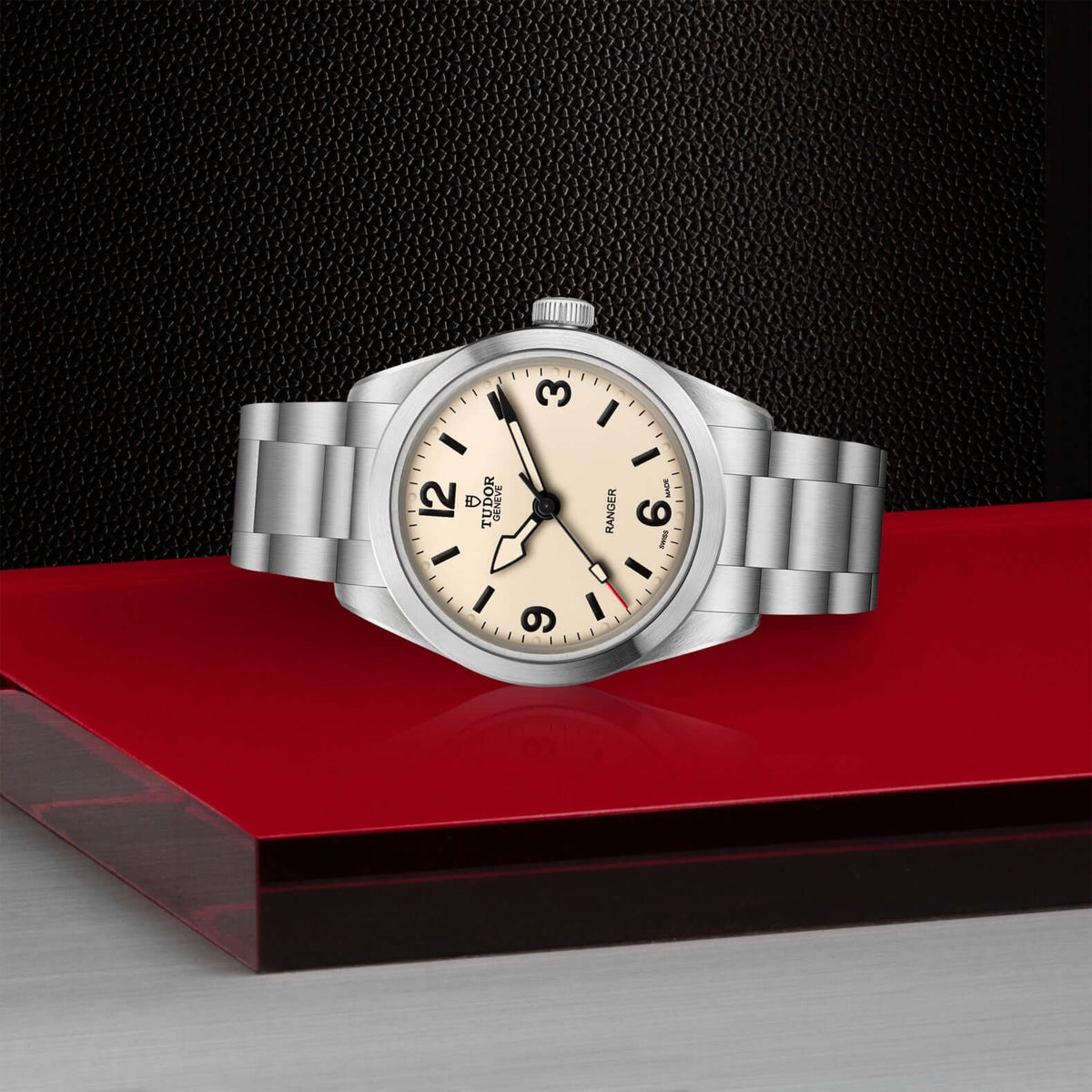 Silver watch with beige dial on a red and black background

Tudor Ranger M79950-0008 Bandiera Jewellers