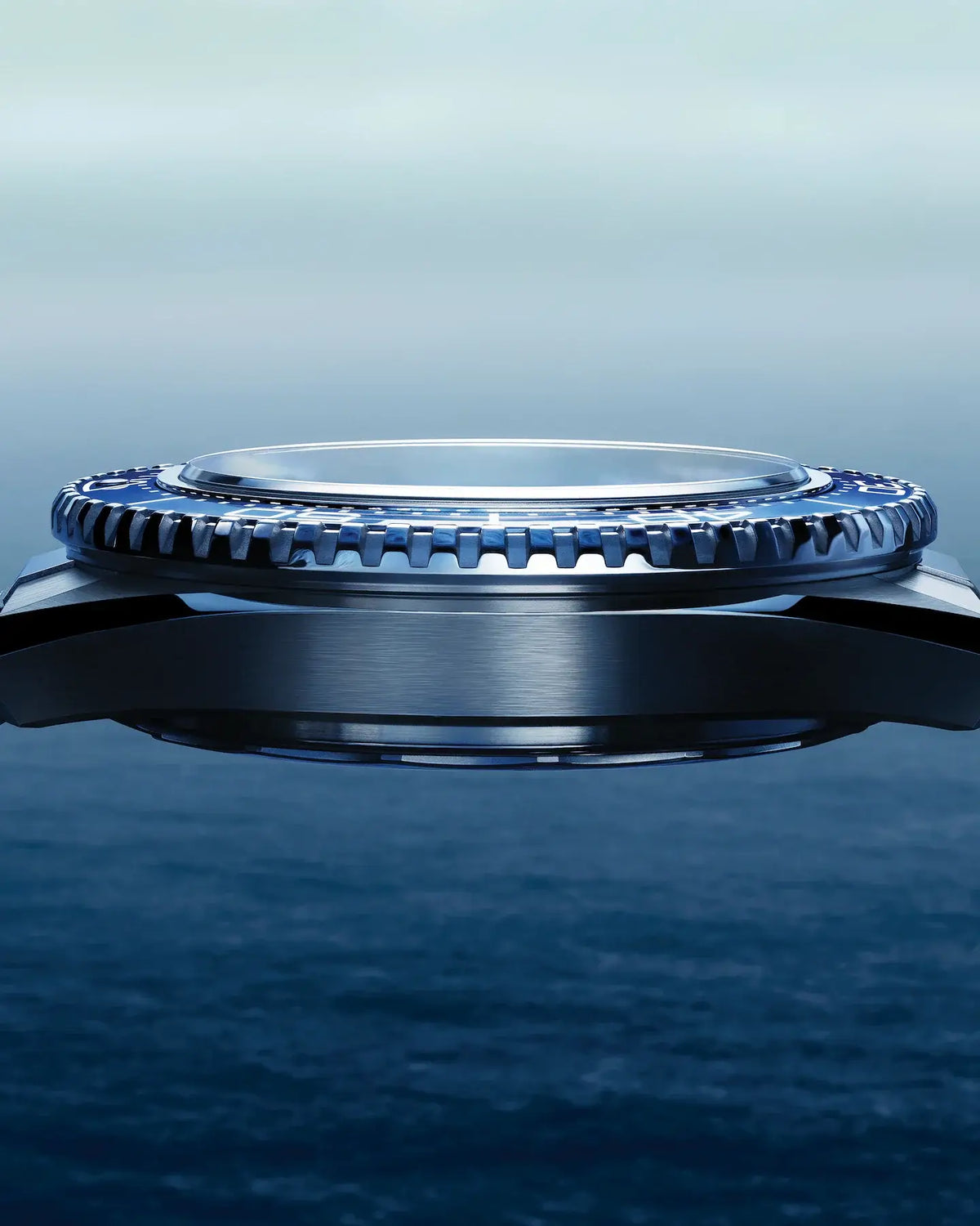 Close-up of a watch case with blue bezel on a gradient background

Omega Seamaster Planet Ocean 600M 217.30.42.21.01.002 Bandiera Jewellers