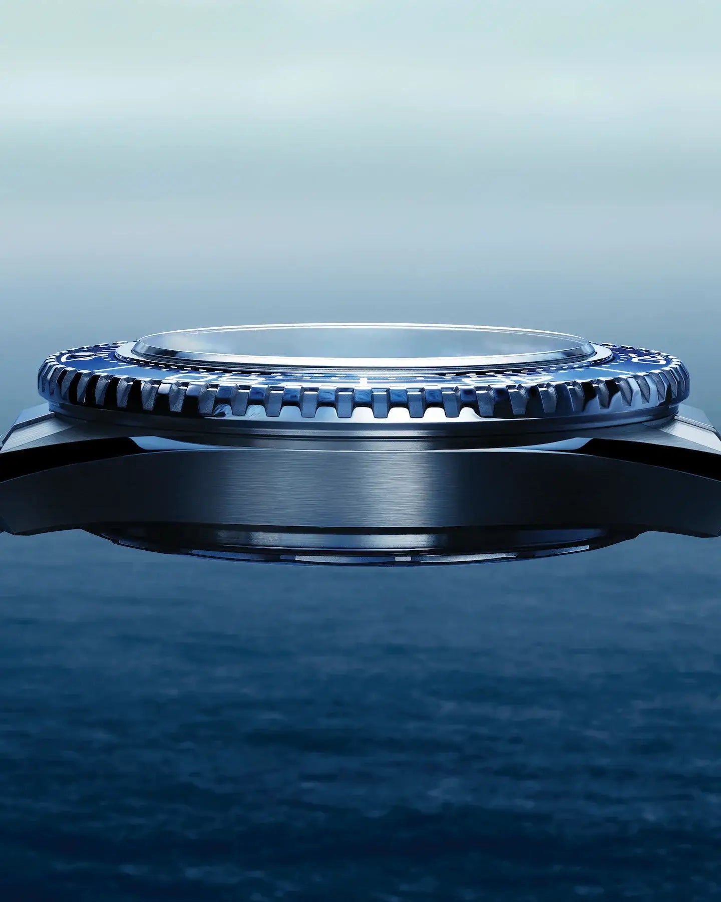 Close-up of a watch case with blue bezel on a gradient background

Omega Seamaster Planet Ocean 600M 217.30.42.21.01.002 Bandiera Jewellers