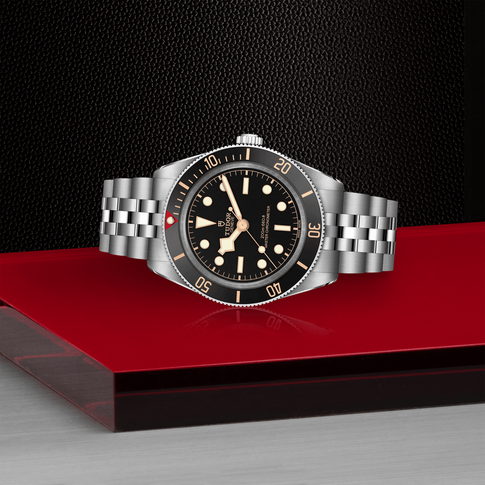 Silver watch with black dial on a red platform against a dark background

Tudor Black Bay 58 M7939A1A0NU-0001 Bandiera Jewellers